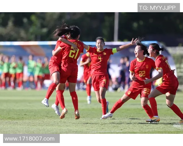 足球明星与女生卷腹训练的完美结合展现力量与美丽的瞬间