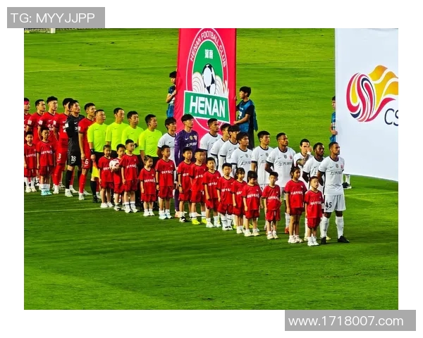 足球明星携手内衣品牌展现魅力风采引领时尚潮流的全新广告大片